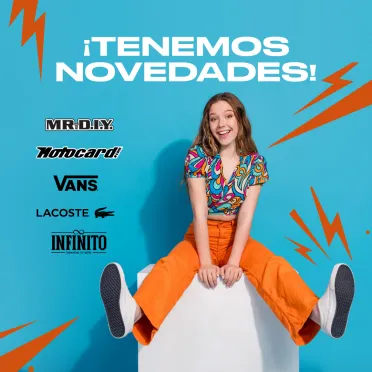 Chica sonriente sentada